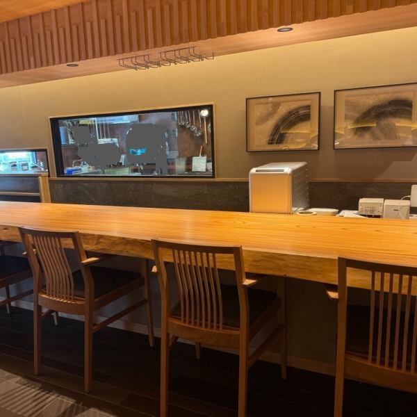 落ち着いた雰囲気の店内は、カップルやご夫婦での贅沢なお食事にピッタリなくつろげる空間です。また、お子様連れでもゆったりとお食事が楽しめるベンチシートやベビーチェアもございますので、ご家族揃ってのご来店も大歓迎です♪