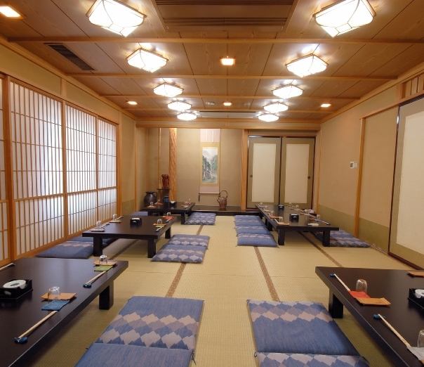 推薦用於商務會議和會議，“Sushiro風格的私人房間”。對於60人，我們提供適合您的房間，如“宴會廳”，您可以使用它。大廳可以作為隔斷使用，因此可以作為私人房間使用，具體取決於4至6人的人數。