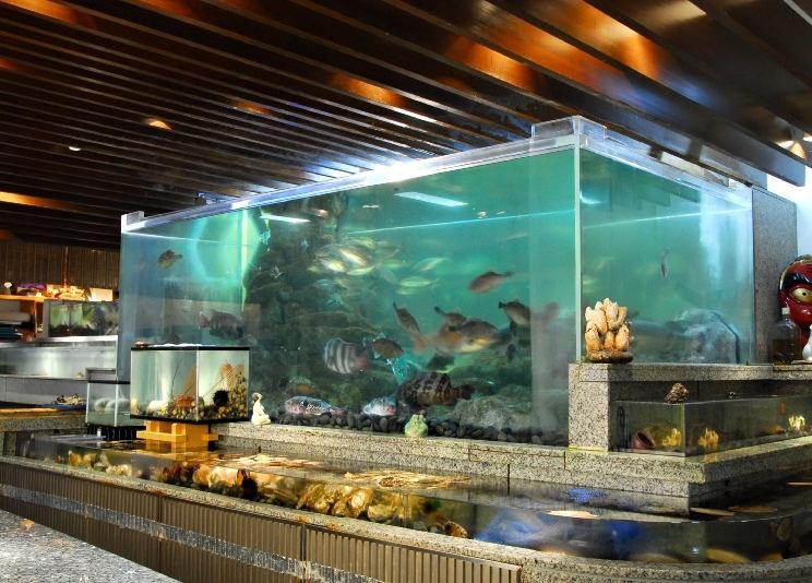 We reproduce the sea of Sanriku in the shop.A large tank with a filtration tank that can maintain the same environment as the sea, the tank reproduces the clean water quality and environment at all times.It keeps the fish delicious without stress.Shellfish are also managed in another aquarium.