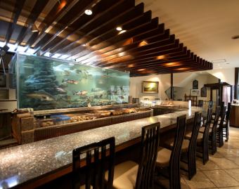 The counter seat is a popular seat where you can enjoy your meal while looking at the huge water tank.
