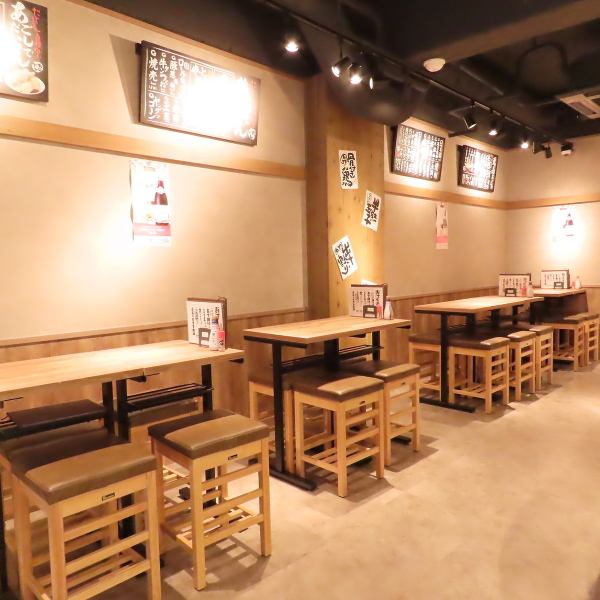 和の雰囲気が広がる店内は、落ち着いた空間で居心地は抜群◎絶品おでんと豊富な種類のお酒を、じっくりご堪能いただけます。歓送迎会や二次会、お祝い事など、各種ご宴会もお気軽にご相談ください！