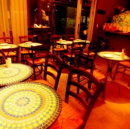 Table seating using tile tables imported from Italy.OK from 2 people♪
