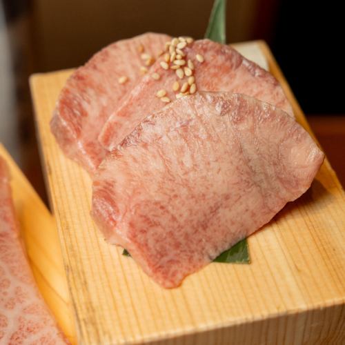 足柄牛特上タン塩