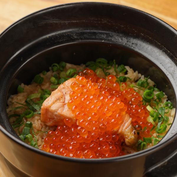 【特色：鮭魚和鮭魚子土鍋飯】使用島根縣產米製成的特製土鍋飯，下單後即煮。