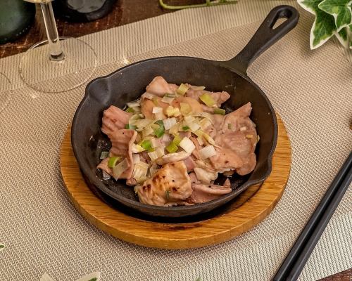 ネギ塩ホルモン鉄板焼き