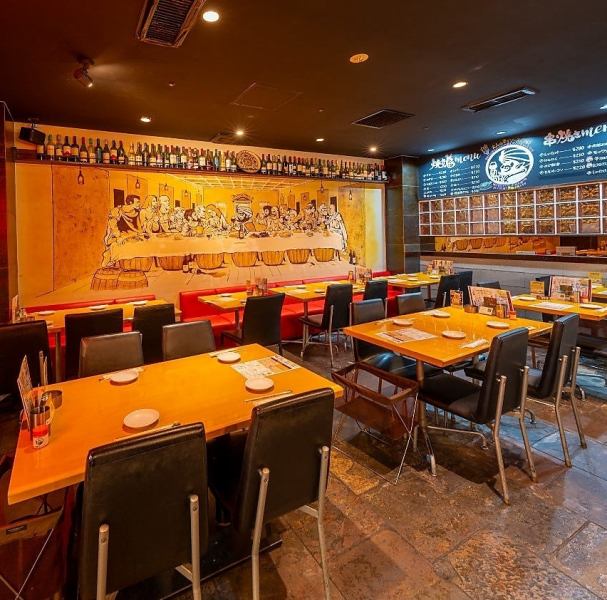 不思議な雰囲気が漂う当店では、遊び心満載の空間が広がっています!壁に描かれたアートの中に【大魔王】がひそんでいるかも…?友達と一緒に楽しいひとときを過ごすのにぴったりな場所です♪2名から30名までのご利用が可能なので、各種宴会など、さまざまなシーンで利用いただけます★ぜひ一度お越しください☆