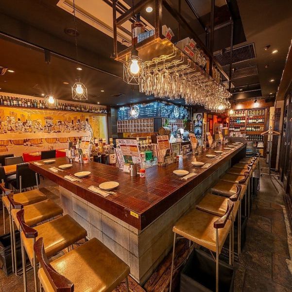 洗練された雰囲気のおしゃれなカウンター席が自慢の当店。デートや友人とのお食事にぴったりの空間です!心地よい時間を過ごしながら、特別なひとときを演出できます♪1名様から12名様までのご利用が可能なので、少人数でも安心してお越しください★素敵な料理と共にお待ちしています!