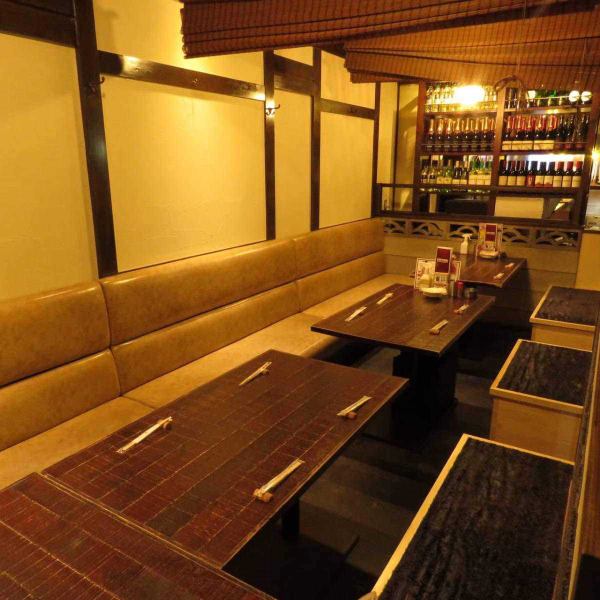 当店は国分町にあり、広瀬通駅から徒歩約4分という便利なロケーションです。半個室のスペースをご用意しており、ロールカーテンで仕切ることで、よりプライベートな雰囲気をお楽しみいただけます。最大15名様まで利用が可能で、ビジネスミーティングやプライベートパーティーなど、さまざまなシーンに最適です。