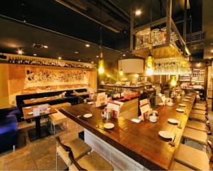 【カウンター席:12名様まで】入口入ってすぐにあるのはこのカウンターのお席です♪オシャレなカウンター席は1名様でもOK!デート等のご利用も多数♪