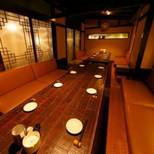 There are two private sofa seats that can accommodate 10 people. By connecting them, you can transform into a completely private room that can accommodate 15 to 24 people! The fully private rooms are very popular, so please reserve in advance if you wish to use them. We recommend making a reservation!
