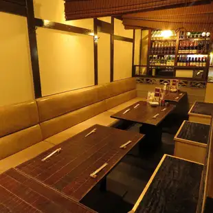 【半個室 3~4名様×2卓】3~4名様用のテーブルが2卓あり、最大8名様までご利用可能です。ご家族やご友人との食事に最適で、周りを気にせずお寛ぎいただけます。
