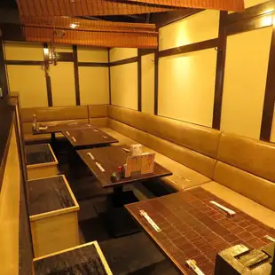 【個室・半個室リニューアル&増加★】10名様で使えるソファーの個室のお席は2部屋あり繋げることで最大15名様迄ご利用可能な完全個室に大変身!完全個室は大人気になりますので、ご利用の際は事前のご予約をオススメしております!
