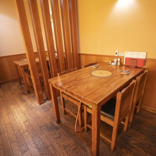 【テーブル席】友人との飲み会や、賑やかに楽しみたいデートにぴったりのテーブル席。アットホームで活気のある雰囲気の中、美味しい鶏料理を囲んで楽しいひとときを…