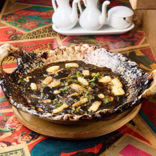 黒のイカ墨麻婆豆腐