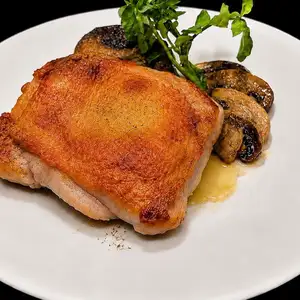 껍질 파리 파리! 돗토리 현산 오야마 닭 허벅지 고기 소테 화이트 와인 소스