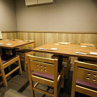 店内には奥に8名まで利用できる広々としたテーブル席をご用意！宴会にも対応でき、落ち着いた和の雰囲気が漂います◎ゆったりとしたレイアウトで、皆様の会話が弾むこと間違いなし♪食事と共に大切なひと時を過ごす空間として、心地よさを追求しました☆