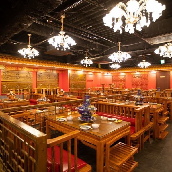 シャンデリアなどの豪華な装飾が印象的な、赤と金を基調とした店内。一歩足を踏み入れると、一気に本場中国の雰囲気に包まれます。広々とした開放感あふれるフロアには、6名様までご着席可能なテーブル席を多数ご用意。ゆったりとくつろぎながらお食事をお愉しみいただけます。