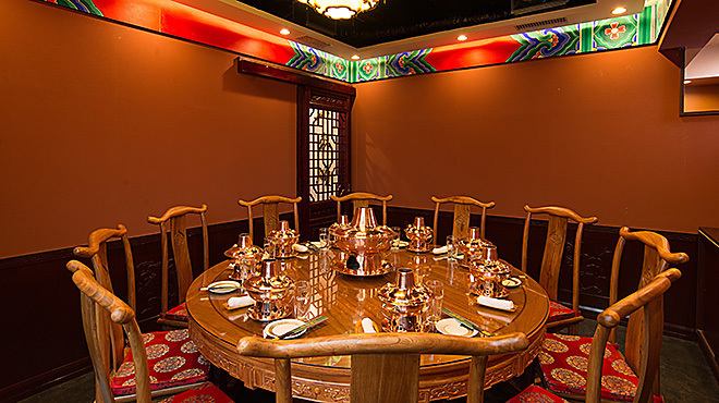 当店はテーブル席に加え、それぞれ8名・12名までご利用いただけるお部屋を2つご用意しております。完全個室のプライベート空間で、周りを気にせずごゆっくりとお過ごしください。円形のテーブルを設けておりますので、大人数でも自然と会話に花が咲さきます。