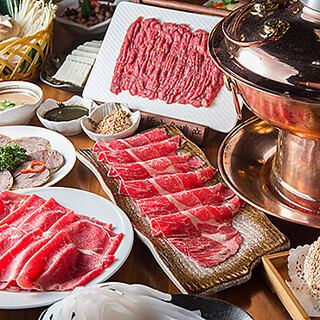 煌びやかな非日常空間。中国の伝統工芸品で愉しむ火鍋に舌鼓。個室有・貸切可