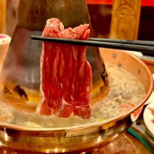 新鮮なラム肉は多彩な部位をご用意。中国の伝統酒とともにどうぞ