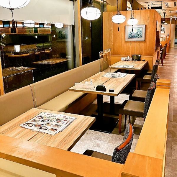 総席数は111席！お仕事終わりの同僚との一杯にも、気軽なご家族やご友人との食事にも役立つ、落ち着いた雰囲気のお席を完備！少人数でも、グループでの利用でも、各種大型宴会でも◎様々なご利用シーンに合わせたお席をご用意！法要・慶事・祝事にもおすすめです。ご不明な点、ご相談はお気軽に店舗までご連絡ください♪