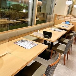상냥한 날의 빛이 창문에서 쏟아지는 정좌가 서투른 분도 안심의 테이블 석.총석 수는 111석입니다.장인이 정성들여 완성하는 일본 특유의 식문화를 맛볼 수 있는 호화로운 시간.차분한 공간에서 차분히 즐길 수 있습니다.