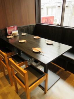 二樓的餐桌座位是用餐風格的氣氛◎與一樓不同，它是一個輕鬆的空間♪
