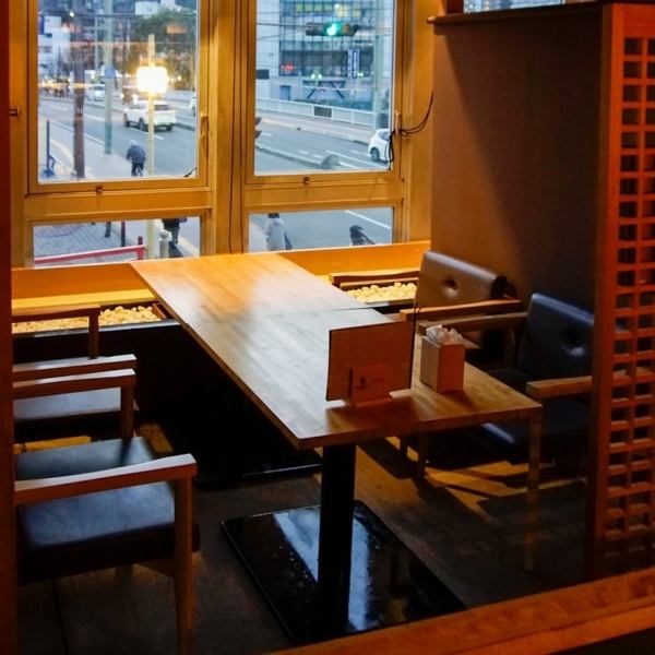 [時尚的室內設計] 平靜、現代的日式氛圍歡迎您的光臨。吧台座位和餐桌座位可以感受到木材的溫暖，可以享受舒適奢華的時光。