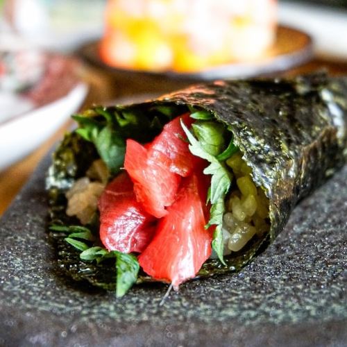 【山藥海帶手捲鮪魚】將鮮味和風味發揮到極致的幸福菜餚。