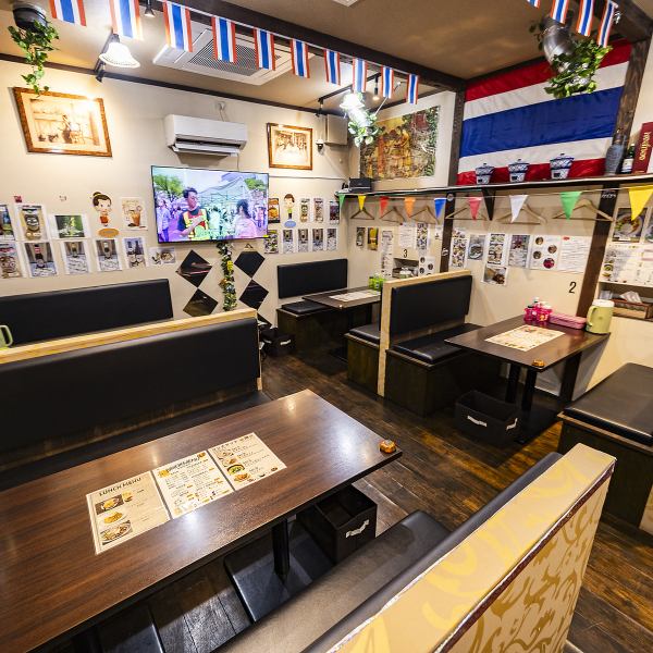 ランチタイムから営業しており、気軽に立ち寄れる明るく開放的な雰囲気のお店です。昼間からゆっくり食事を楽しむのはもちろん、昼飲みも大歓迎。タイ料理に合うビールやお酒を片手に、友人同士やお一人様でもくつろげます。賑やかすぎず居心地の良い空間で、昼下がりの贅沢な時間をお楽しみいただけます。