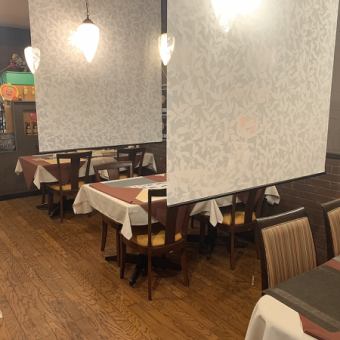 テーブル席はデートにぴったり☆店内はヨーロッパのレストラン風♪テーブル席を繋げてご宴会にもご利用頂けます。周りのお客様の接触を避けるために感染予防対策も行なっております。