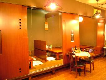 在小酒馆风格，您可以回应各种适合现场的大型和小型宴会。由于Osami席位完全戒烟，例如Zashiki的大型宴会和桌席的桌子，也推荐给有婴儿的妈妈社团。◎也可以加入餐桌享用大型宴会。