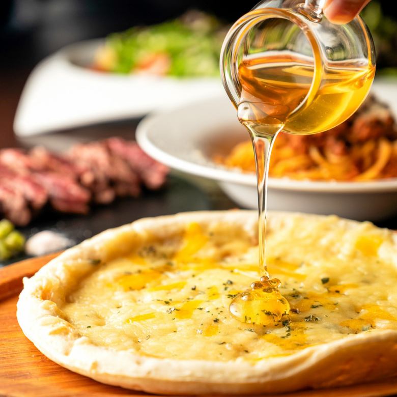 4種のクワトロチーズPizza ~ 国産ハチミツを添えて ~
