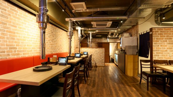 キレイでおしゃれな店内は雰囲気◎お肉・お酒の種類も豊富で満足間違いなし！