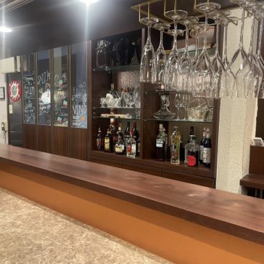 店内には大人の雰囲気が漂うかっこいいバーカウンターを完備しております♪お仕事帰りの気軽なサク飲みや大切な方とのロマンチックなデートにも非常におすすめのお席です◎洗練されたおしゃれな内観はお酒を飲みながらゆったりと語り合うのにぴったりな空間となっておりますので至福のひとときを是非お過ごしください