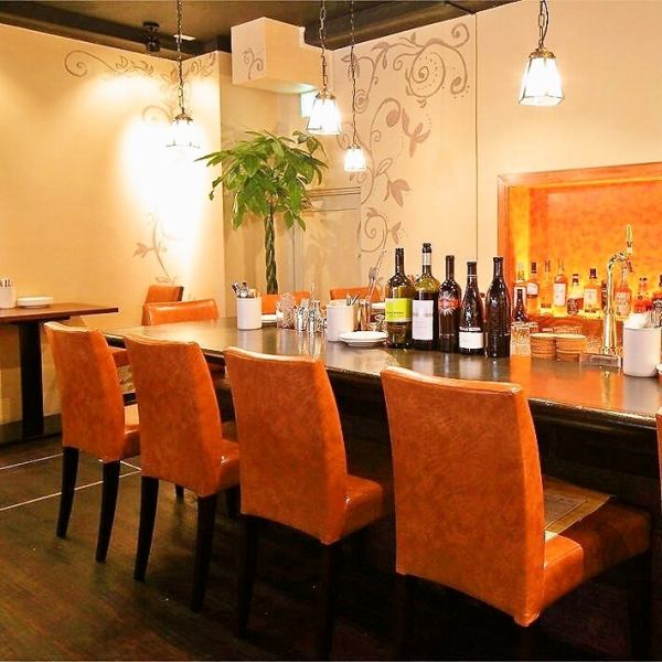 【お1人様～ダイニングスペース】店内奥には1段あがったダイニングスペースがございます。入口すぐの開放的なバル空間とはまた少し違う、落ち着いた雰囲気でお食事を楽しんで頂けます。