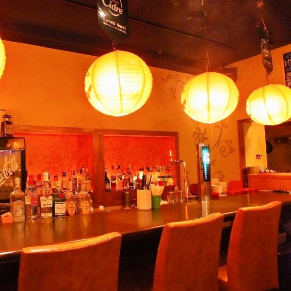 【カウンター席お1人様からご利用可能】高田馬場の路地裏でワイワイと賑わう『イタリアンバル HYGEIA』。木のぬくもりと外国情緒に溢れる店内は、美味しい活気に満ちた絶品バル空間！