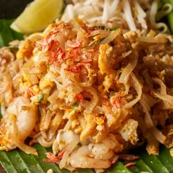 Pad Thai with big shrimp and plenty of vegetables