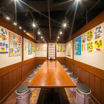 【2時間食べ飲み×三条駅チカ徒歩7分！】落ち着き感じる和個室が自慢●肩肘張らずに自慢の食べ飲み放題各種を心ゆくまでご堪能いただけます◎最大170種の脅威の取り揃えは全てにおいて一切の妥協無し！河原町エリアでNo.1を目指して日々鍛錬を重ねております。宴会利用なら当店でキマリ！宴会各種から普段使いにまでどうぞ