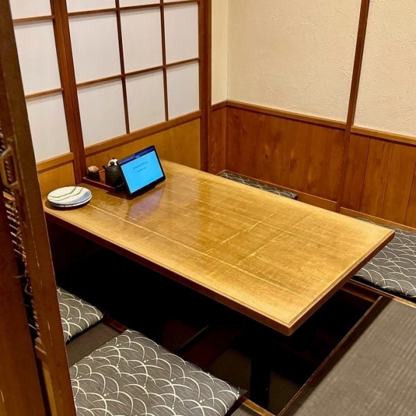 【大人数でも安心の個室】人数に合わせて仕切れる寛げるお座敷個室あり。団体は約8名様まで収容可能！顔合わせ・慶事・還暦祝いなど様々なシーンでご利用いただけます。