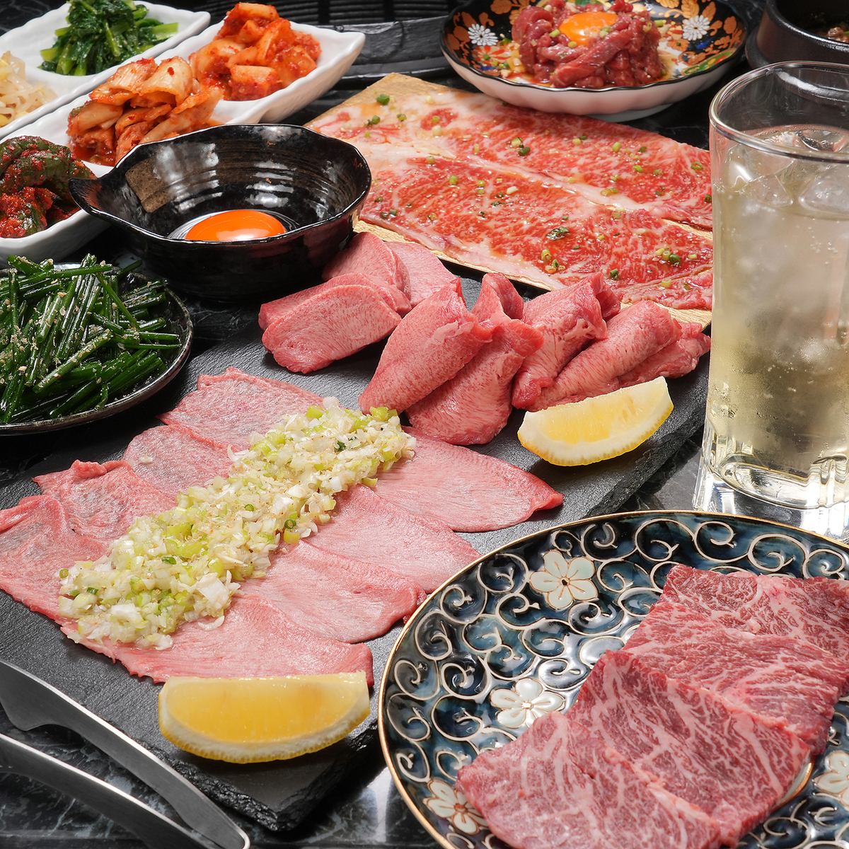 高級感漂う店内で、溶岩焼肉を堪能。個室も完備し、特別な日にも最適な空間です。