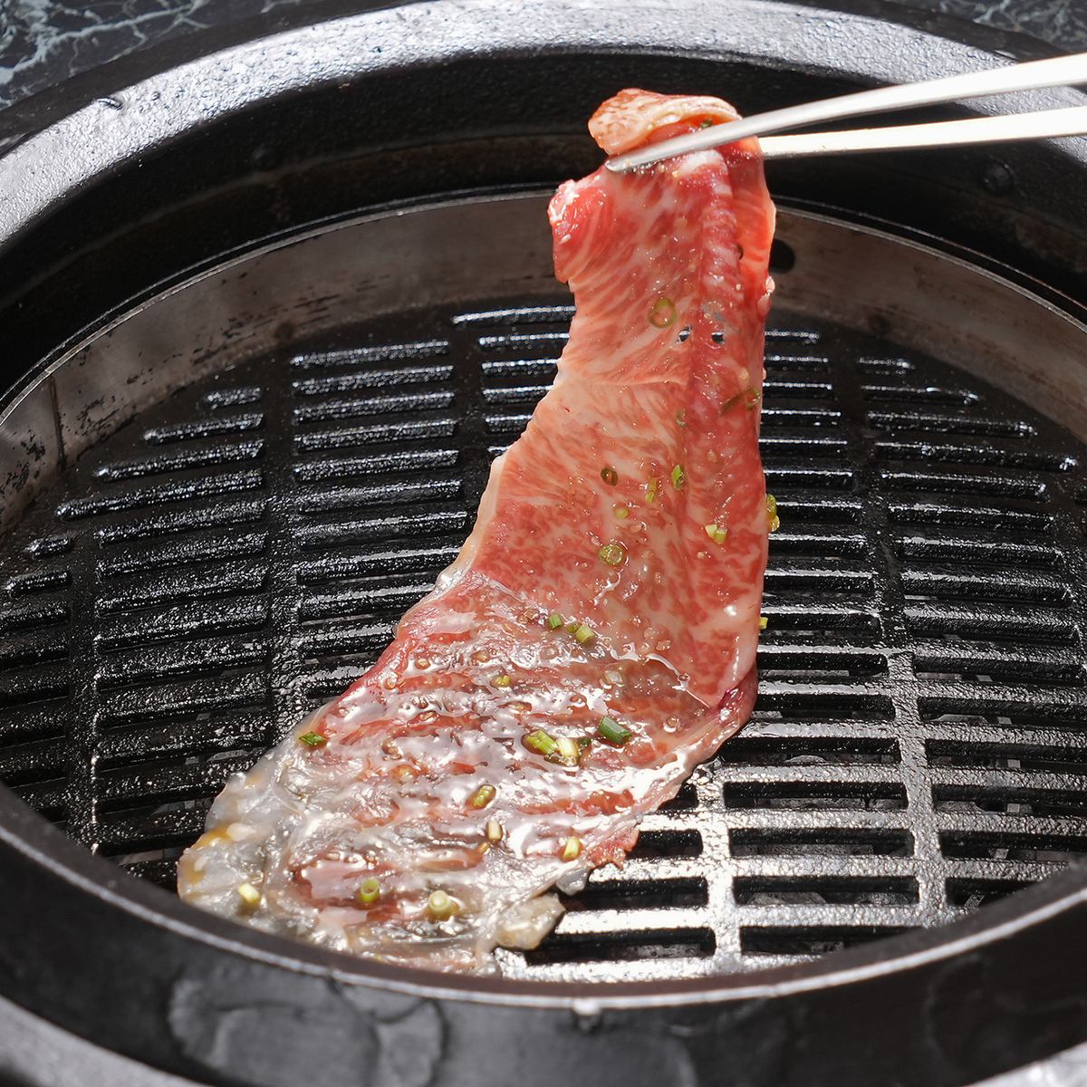 落ち着いた店内でこだわりのお肉をお楽しみください