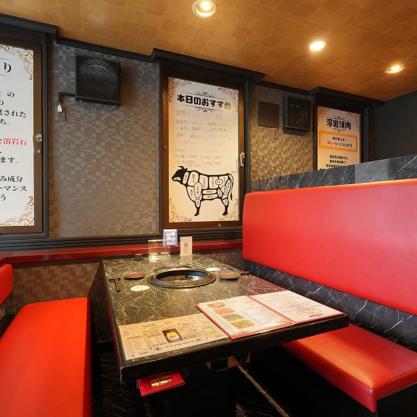 落ち着いた雰囲気の店内は、黒を基調としたシックなデザインで、金色の天井や革張りソファーの赤色が高級感を演出。デートや特別な日の食事にぴったりの落ち着きある空間です。心地よい照明の中で、リラックスしながらお食事を楽しめます。