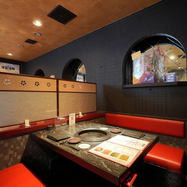 当店は、テーブル席、完全個室を完備。半個室はカーテンで仕切られ、プライベート感を大切にした空間を提供します。最大10名様まで利用できる完全個室は、記念日のお祝いや接待に最適で、落ち着いた雰囲気の中でお食事をお楽しみいただけます。