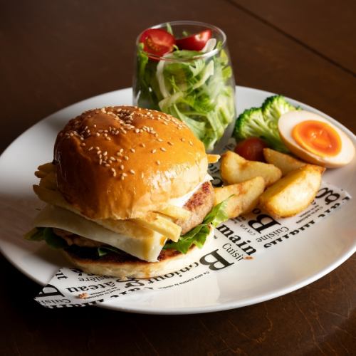 [The legend is back!?] Cheese melts! Exquisite western burger plate with drink / 1680 yen (tax included)