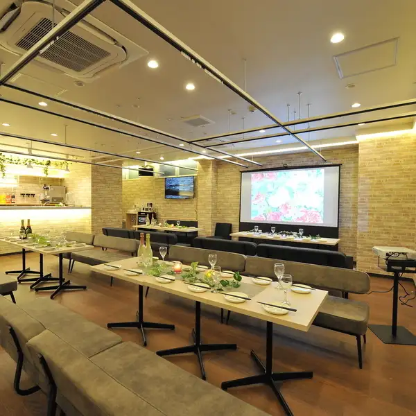 【25名～100名様まで貸切OK！】総席数90席の店内は大宴会、パーティなど、あらゆる貸切シーンに対応できます。大型スクリーン、各種ゲーム、、ダーツ、音響全て御座います。ケーキ、花束も御用意可能。気軽にお問い合わせ下さい！2時間飲み放題付10品コース3500円(税込)/3時間食べ飲み放題10品コース4000円(税込)～