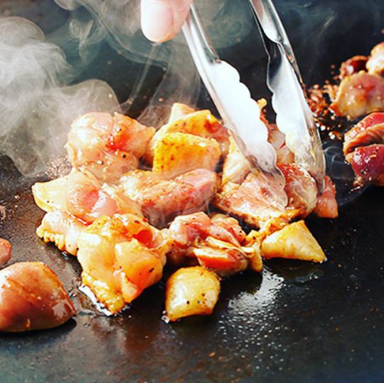 【鉄板で豪快に・お酒のあてに】朝〆の新鮮な地鶏のたれ焼き。京都のぽんずや九州醤油を使用した特製タレ♪
