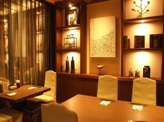 Table seats with a stylish and calm atmosphere.It is a semi-private room separated by curtains.