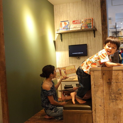 《お子様連れ大歓迎》キッズチェアやキッズメニューはもちろん、ご家族がお食事中にお子様が遊ぶことができるTV付のキッズルームもご用意！ご家族でのご来店でも皆さまがお楽しみ頂けるお店です♪※写真は系列店