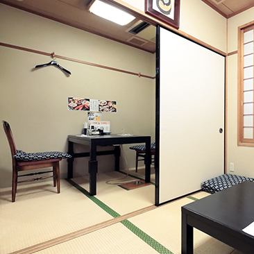 私人房間可容納6人。脫下鞋子放鬆一下，佈置精美的高品質日本空間在各個年齡段的人們中都很受歡迎。還有一個可供2人使用的私人房間。我們也有可容納12人的桌子座位。*歡迎小團體與其他顧客保持距離。請隨時與我們聯繫◎